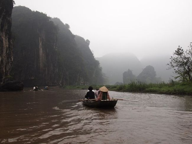 ちょっぴり天気が悪かったんだけど、霧が景色をさらに神秘的に見せて、 <br />何ともいえない感動的な風景でした。 <br />水墨画の世界みたいな感じかな？ <br />本当に急遽タムコックに行ってよかった！！ <br /><br />帰り道に小船の中で、刺繍小物などのおみやげ物買わないか攻撃に合うことは、 <br />事前に知っていて、いいのがあったら買ってもいいかもと思ってましたが…… <br />おみやげ物のセンスが無さ過ぎる(^^; <br />サイズの合わないＴシャツとか、レースの花瓶敷き？とか…… <br />もちろん買わずに帰りました。 <br />