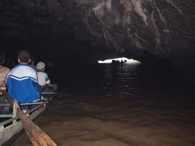 途中３つの洞窟？があって中々スリリングです。<br /><br />ボートは本当に簡素な船で、水面に手が届きます。 <br />転覆したらどうなるんだろ〜とちょっと不安もよぎります。 <br />ちなみにこの小船は足漕ぎが主流のようです。 <br />