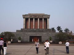 ４日はハノイ市内観光です。 
初めてのハノイなのでベタな観光地をめぐってみます。 
朝ごはんは常連になった？！お店でフォーを食べて出発です！ 
交通手段はタクシー（安いです）と徒歩です。 

【ホーチミン廟】 
この日は中に入れませんでした。 

隣のホーチミンさんの昔のお家にも行きましたが… 
うーん、ホーチミンさんに思い入れが無いので（ごめんなさい…）、 
ほとんど興味が沸かず(^^;