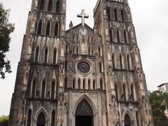 【大教会（セント・ジョセフ教会）】 
フランス統治時代の建物です。 
ごちゃごちゃした街中に唐突に建つゴシック建築の教会は目を引きます。 
観光教会ではないので、ミサ以外では入れません。 
少し中を覗きましたがステンドグラスが素敵でした。 