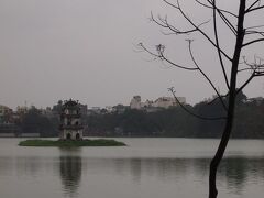 街の中心にある【ホアンキエム湖】は憩いの場所って感じ？ 
歩いて１周してもそんなに時間は掛からないと思う。 
お散歩コースにいいかも。 