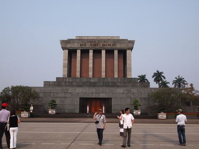 ４日はハノイ市内観光です。 <br />初めてのハノイなのでベタな観光地をめぐってみます。 <br />朝ごはんは常連になった？！お店でフォーを食べて出発です！ <br />交通手段はタクシー（安いです）と徒歩です。 <br /><br />【ホーチミン廟】 <br />この日は中に入れませんでした。 <br /><br />隣のホーチミンさんの昔のお家にも行きましたが… <br />うーん、ホーチミンさんに思い入れが無いので（ごめんなさい…）、 <br />ほとんど興味が沸かず(^^;