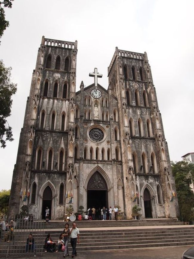 【大教会（セント・ジョセフ教会）】 <br />フランス統治時代の建物です。 <br />ごちゃごちゃした街中に唐突に建つゴシック建築の教会は目を引きます。 <br />観光教会ではないので、ミサ以外では入れません。 <br />少し中を覗きましたがステンドグラスが素敵でした。 