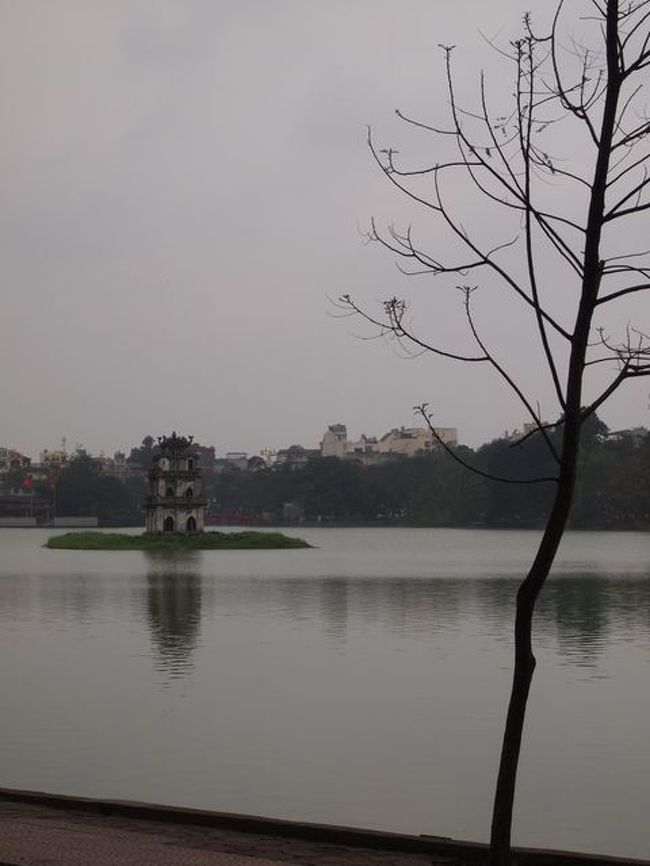 街の中心にある【ホアンキエム湖】は憩いの場所って感じ？ <br />歩いて１周してもそんなに時間は掛からないと思う。 <br />お散歩コースにいいかも。 