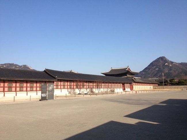 ここからはおまけ編です。 <br />早朝に乗り継ぎのために仁川空港に到着。 <br />時間が合ったのでソウルまでお出かけしてみました。 <br /><br />が、下調べを全くしていなかったので、 <br />空港にあったちゃちいパンフだけが頼りです。 <br /><br />パンフに載っていた【福景宮】ってとこに行ってみた。 <br /><br />何故だか分かりませんがこの日は閉まってました(^^; <br />って、今調べたら火曜日は休業日だった……<br />私が行った3/20は火曜日……休業日はパンフに書いといて〜！ <br />