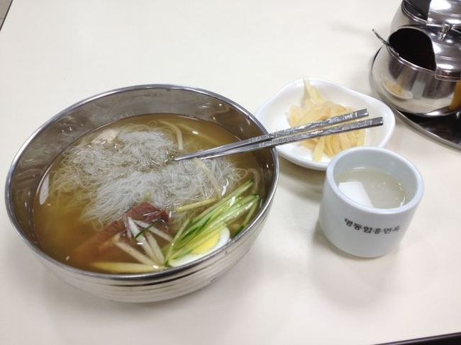 次もパンフに載っていた【明洞】へ <br />韓国コスメを売るお姉さん達が日本語でガンガン呼び込みしてる…… <br />そんな町でした。。。 <br /><br />急に天気の話ですが、曇りだったハノイ１日〜３日目は快適な気温☆ <br />４日目は晴れたので半袖でも暑いぐらいでした。 <br />そしてソウルは極寒！！路面が凍ってる。 <br />薄着だった私は寒すぎて思考停止状態。。。 <br />面倒になってウロウロした割には冷麺だけ食べて帰ってきました。 