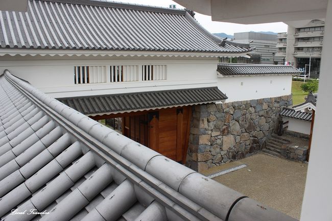 枡形の四方がきちんと復元されている。<br />門の外側の芝生広場には、当時の石垣が埋まっている。<br />