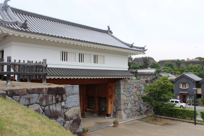 現在の表門は、山手御門（感覚的に甲府駅に近いだけ）。当時は裏門。裏門にも関わらず巨大な枡形門が用意されていた。<br />鉄道が横切る現在は、この裏門を通らずに