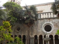 こちらが、入口をくぐった中庭に広がる修道院。

14世紀半ばに造られていて、ロマネスク様式のアーチが印象的です。

ドブロヴニクも地震の多い場所であり、17世紀半ばの大地震では大半が崩壊したそうです。