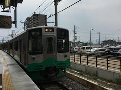 と、写真撮りまくっていたら、直江津行きの普通列車が入線してきました。
3駅先の春日山駅に向かいます。
