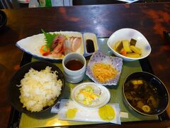 珠洲市内の民宿磯の宿せとでランチにしました。
刺身定食