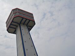 着くとすぐ見えるコンクリート造りの巨大建造物、昭和レトロな東尋坊タワー。ここから東尋坊に向かって昭和のかほりただようお土産屋さんが連なっている。