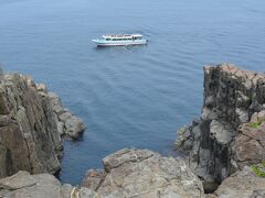 着いた！「輝石安山岩の柱状節理」という巨大な岩柱が約1kmにわたって続く、北陸屈指の景勝地、東尋坊。晴れていて海がキレイ･･･。