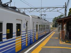 東尋坊へは「えち鉄」こと、えちぜん鉄道＆路線バス。無人駅の多いのえち鉄にはアテンダントと呼ばれるお嬢さんが乗ってて、キップが買えたり、観光情報が聞けたり。