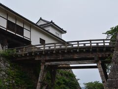 天秤櫓。廊下橋を中心に左右対称に櫓が並び立つ姿が、天秤に似ていることからこの名が付いたそー。天秤？