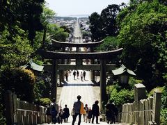 「宮地嶽神社」
最近、嵐が出演する JALの新ＣＭ”光のみち”と呼ばれる  神社から海まで
一直線に夕日に照らされた参道が印象的なそのロケ地
福岡県福津市にある宮地嶽（みやじだけ）神社

「光の道」は宮地嶽神社からまっすぐ伸びた参道の延長線上に夕日が沈み、
参道が夕日に照らされる状態のこと,季節によって徐々に夕日が沈む位置がずれているのでピッタリの位置にくるタイミングは年に2回ほどしかないそうです。