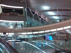 今週もお疲れさまでした！の金曜日、羽田空港からＡＮＡマイルで小松空港へ。制服変わって以来のお久しぶりかも。羽田第２ターミナル、クールな感じが好き♪

が、この日はサミットの厳重警備やＣ滑走路の閉鎖で空港は大混乱〜。飛ぶのか？飛行機、イケるか？ワタシ、がんばれー。