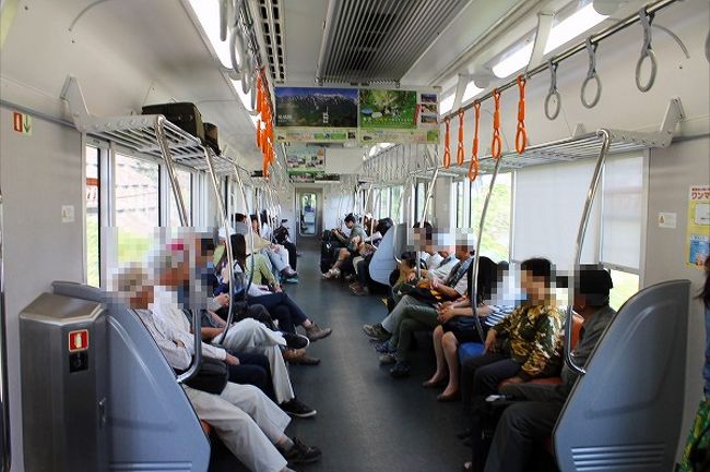 普通列車の車内です。<br />座席に、少し空席が有る状態です。<br />