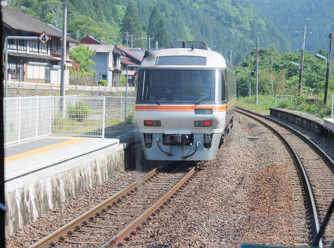 こちらは駅での交換です。<br />登りの特急列車が通過します。<br />飛騨金山駅を通過する、ひだ12号。<br /><br /><br />