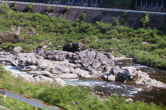 清流、飛騨川の流れ。<br />右側から左側へ川が流れています。<br />列車は右手。<br />上流に向かって走っています。<br />荒々しい岩が見えます