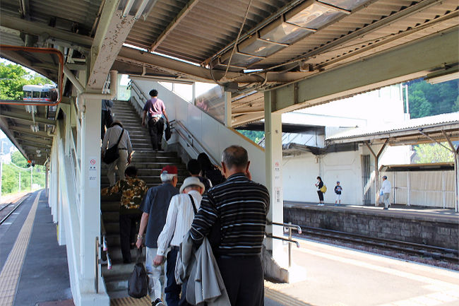 下車して、跨線橋を登り、改札口に向かいます。