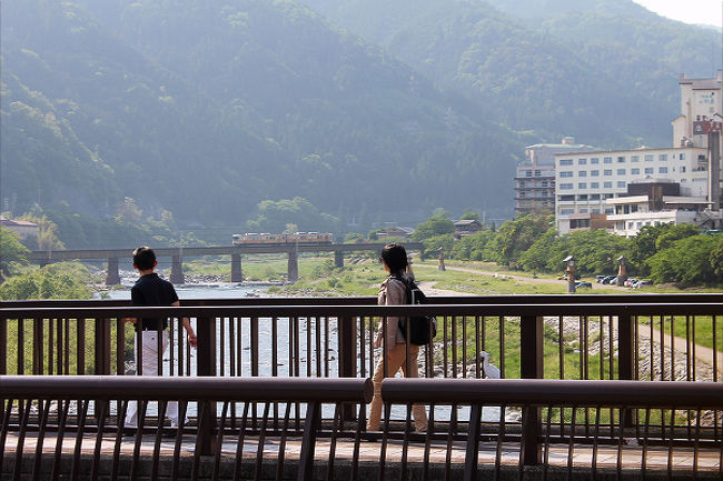 まだ、時間が有りますので、宿へは歩いて向かいます。<br />下呂大橋を渡ります。<br />向こうの鉄橋。<br />先ほど乗ってきた列車が、鉄橋を走って行くのが見えます。<br /><br />