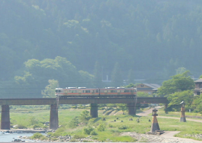 私たちが乗ってきた、飛騨古川行きをアップで。<br />2両編成のキハ25です。益田川の橋梁を渡っていきます。<br />列車時刻を調べてみると下呂着が15時14分で下呂発が15時25分となっています。<br /><br />