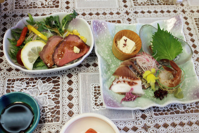 こちらは刺身やローストビーフの皿です。<br /><br />