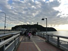 鎌倉で江ノ電に乗り換えて江の島までやってきました。もう夕方なのに橋は江の島に渡る人でいっぱいです。目の前に見えるのに江の島が遠いです(;'∀')