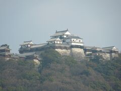 日本100名城巡り2日目、ホテルＪＡＬシティ松山から徒歩で松山城見学のあと、いったんホテルの部屋に戻りこの写真を撮影。

国道１９６を北上し、今治ＩＣからしまなみ海道にに入り、大島、伯方島を経て大三島ＩＣで下り大山祇神社を目指します。