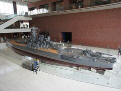 呉市海事歴史科学館【大和ミュージアム】に入ります。１０分の１サイズの【戦艦大和】が出迎えてくれます。