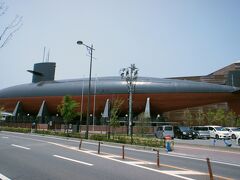 街中に巨大な潜水艦が鎮座しています。海上自衛隊呉資料館【てつのくじら館】です。