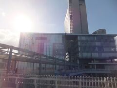 バスで岡山駅の北口へ。駅前のビルにもファジアーノの宣伝が。