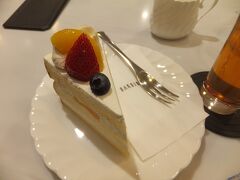 せっかくなので岡山でスイーツを。岡山と言えば有名な白十字という洋菓子屋のケーキ。ショートケーキ、黄桃が挟んであるシンプルなタイプでおいしくいただきました。