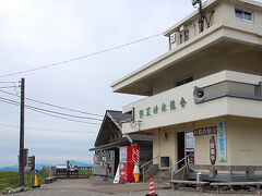 野反峠休憩舎食事できます。休憩舎の隣にトイレあり。