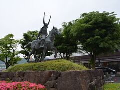 到着した彦根駅前の銅像、「井伊」といえば直弼？と思い桜田門外の変では大変だったねーと労っていたところ、彼は井伊直政。関ヶ原で活躍した徳川四天王の一人。