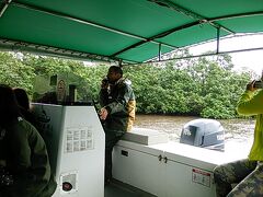 安栄観光のツアー「波照間島・西表島・由布島　日本最南端の島と秘境西表島」に申し込んでいたが、天候が悪いため前日に連絡があり「２島周遊早まわり　西表島仲間川・由布島コース」へ変更
写真は仲間川マングローブクルーズの船中