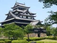 松江城。
国宝に指定されたそうですが、知りませんでした。
ゲーム・ストリートファイター?のリュウステージ背景にある「朱雀城」の元ネタなんだそう。