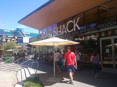 ストリップに面したプロムナード入り口にはShakeshackが。。。
銀座にもあると聞きましたが 今 アメリカで勢いのある
チェーン店の一つですね。