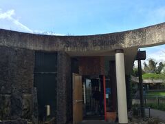 到着！

駐車場から歩道を歩いてビジターセンター（ボイン渓谷ビジターセンター）へ行きます

入口を入るとすぐに受付が有りますので、
自分が見たい場所の料金を払い、バスの時間まで時間をつぶします

なお、バス乗り場までは３００ｍほどあるので時間に余裕をもってバス乗り場へ向かいます
