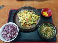 宿に戻ってシャワーを浴びて、近くのお店でランチ。
黒島は案外ご飯にありつくのが大変です(笑)
（お店がやってたりやってなかったりするから）

ゴーヤチャンプルー、量は多めだったけど美味しかったのでぺろりと完食でした！