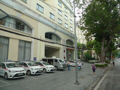 ○ヒルトンガーデンインハノイ

我が家がラストと思ったらまだいるようだ。
一人なら運転手の後があいているが、２人ならどうするのだろう。

暫くしたらガイドが一人で帰ってきた。客が見つからなかったみたい。
事務所に電話を掛けて何やら相談したと思ったらあっさりと出発した。