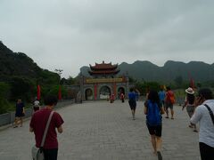 ○ホアルー城跡

11時過ぎにホアルーに到着

ホアルーは968年から980年までベトナム最初の独立王朝の都が置かれた場所。
ハノイに遷都される前の都だったらしいので、日本でいう奈良のようなものか？