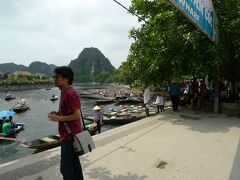 ▽タムコックのボート

1人で参加していた日本人青年
さっきの昼食の時に席が向かい合わせになったので情報交換をしたばかり。

ボートは２・３名乗りだと言うので、日本人同志ということで一緒に乗った。