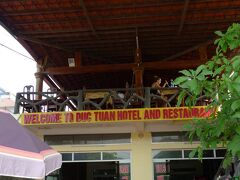 5日目　5月1日（日）　昼

【ダック・トゥアン・ホテル  Duc Tuan Hotel】

ランチはホテルのブッフェとクチコミで読んでいたが、だいたい想像はついていた。

去年、ダラットで参加した市内ツアーのランチもホテルだったが、内容は酷かった。
マダムは何も食べなかった。