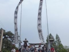 「高岡御車山祭り」の巡行がスタートし、「勢揃式」も終わりお昼になりました。
式では、御車山保存会の会長や高岡市長が挨拶していました。

ここを上がっていくと、関野神社ですが、食事場所を探すため、上がらずに右に進みましょう。