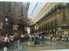 ミラノでは中央駅付近に泊りました。サンカルロだったかな。今は名前も違って、内装が新しそうです。