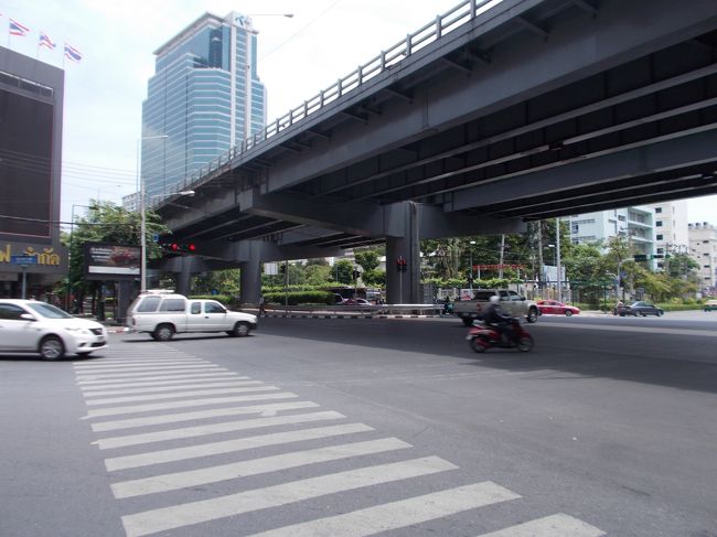 スリウォン通り　と<br />ラマ４世通り・ラチャダムリ通り・シーロム通り・サトーン通りとの大交差点です。<br /><br />対角は、ルンピニ公園です。