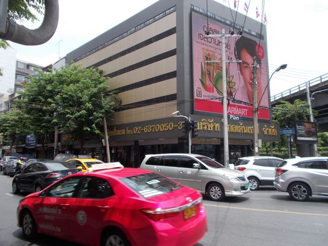 スリウォン通り　入り口。