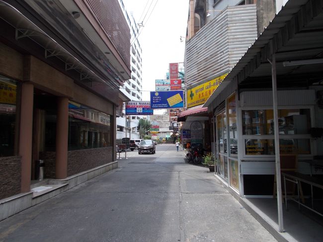 通称　ソイ　サリカ<br /><br />古式マッサージ店の密集地<br /><br />彼女達には、固定給ありません。<br />全身マーサージ１Hで、取り分はわずか５０Bです。<br /><br />主な収入源は、お客さんからのチップです。<br />チップで生活しています。